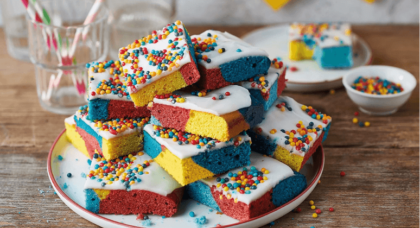 Bunter Papageienkuchen mit Zuckerguss und Streusel