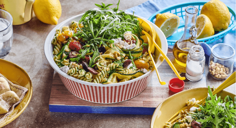 Veganer Party-Nudelsalat mit Rucola und Cherrytomaten