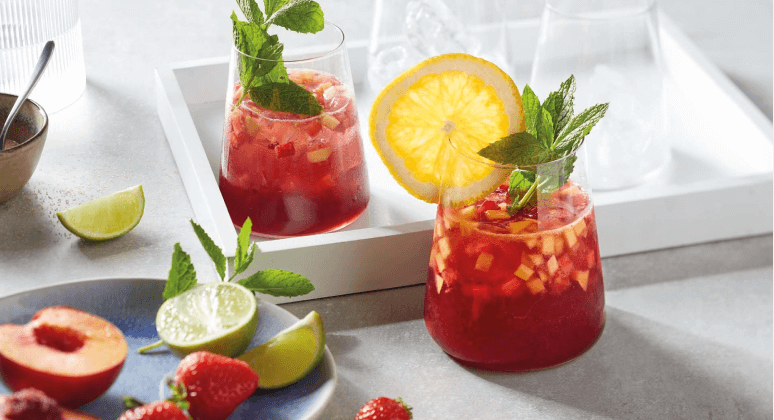 Sangria aus Orange, Pfirsich, Erdbeere, Limette