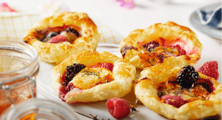 Ziegenkäse-Tartelettes mit Honig und Beeren