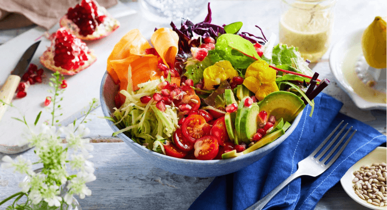 Bunter Buddha Bowl Salat mit Avocado und Sonnenblumenkernen