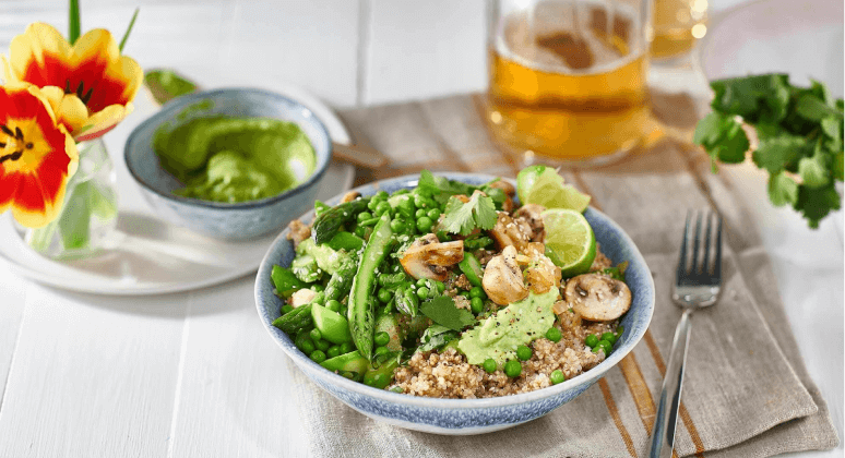 Green Quinoa Bowl mit Spargel, Avocado, Champignons und Erbsen