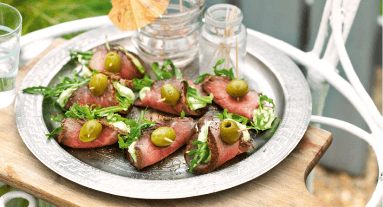 Rindfleischröllchen mit Avocadocreme, Oliven und Rucola