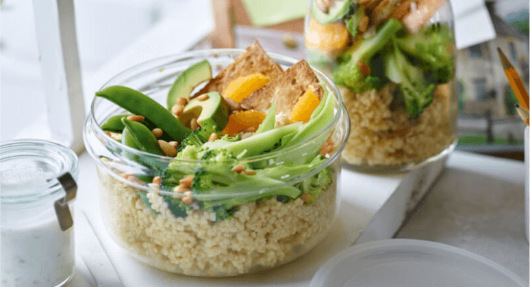 Power Bowl mit Bulgur, Tofu, Orangen, Schalotten und Honig