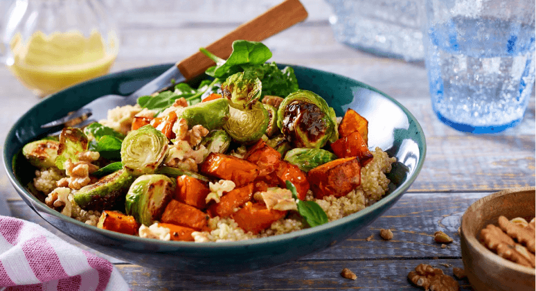 Winter-Bowl mit Rosenkohl, Hokkaidokürbis und Babyspinat