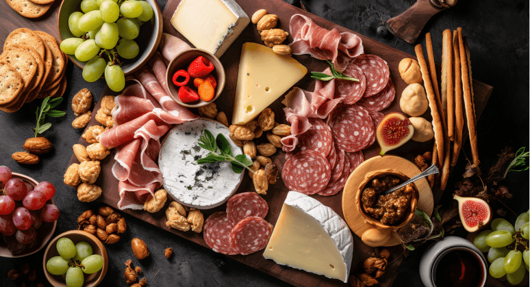 Charcuterie Board mit Käse, Wurst und Trauben