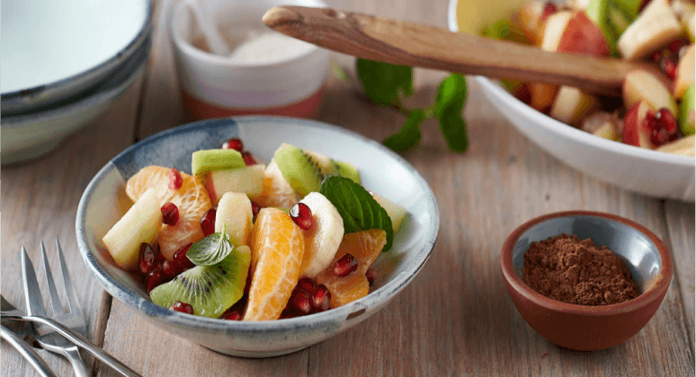 Obstsalat mit Orange, Kiwi, Granatapfel und Zimt