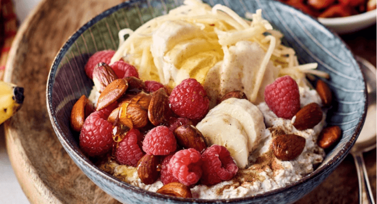 Haferflocken-Müsli mit Apfel, Banane und Himbeeren