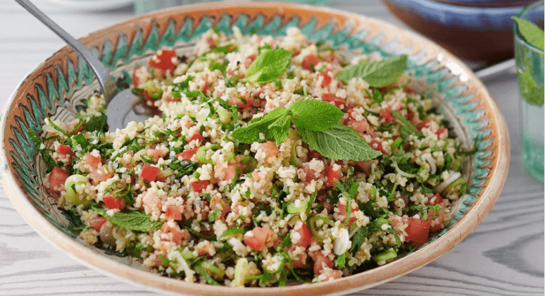 Tabouleh mit Bulgur,  Strauchtomaten und Minze