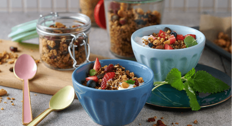 Granola-Müsli mit Hanfsamen, Mandeln und Cranberries