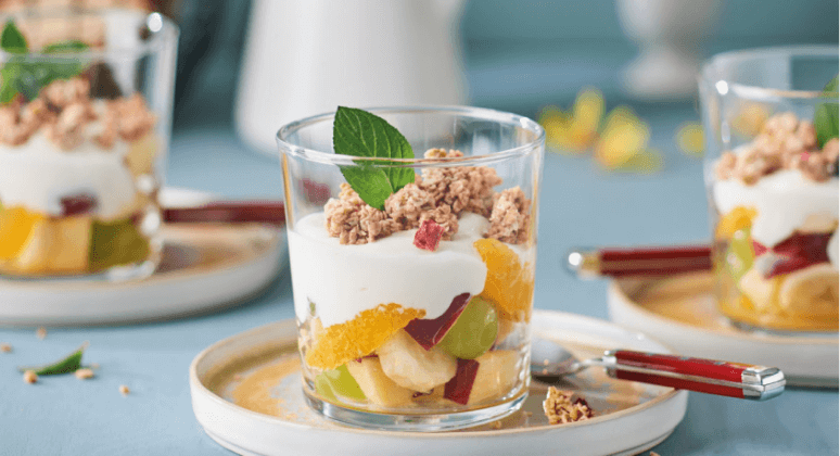 Frühstücks-Müsli Trifle mit Joghurt, Orangen und Trauben