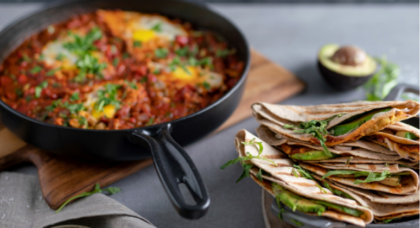 Gefaltete Wraps mit Shakshuka, Hummus und Rucola