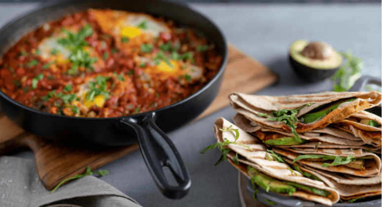 Gefaltete Wraps mit Shakshuka, Hummus und Rucola