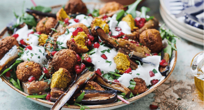 Falafel Salat mit Auberginen, Falafel und Tahini-Dressing