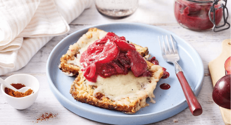 Herzhafte Arme Ritter mit Pflaumenchutney und Emmentaler