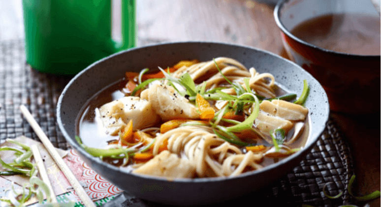Asiatische Nudelsuppe mit Kabeljau und Paprika, Frühlingszwiebeln und Karotten