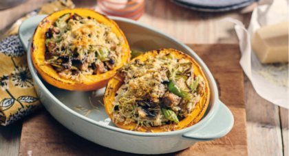 Gefüllter Kürbis mit Reis, Stangensellerie und Champignons