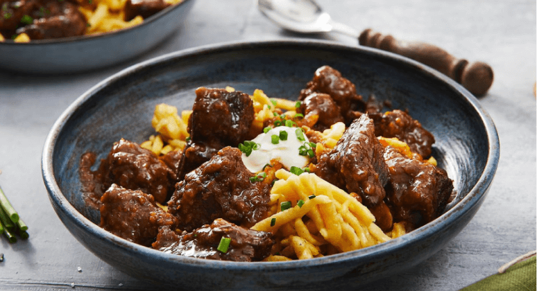 Gulasch mit Spätzle und Rinderfleisch