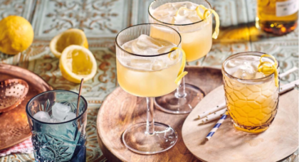 Whisky Sour mit Bio-Zitronen und Eiswürfeln