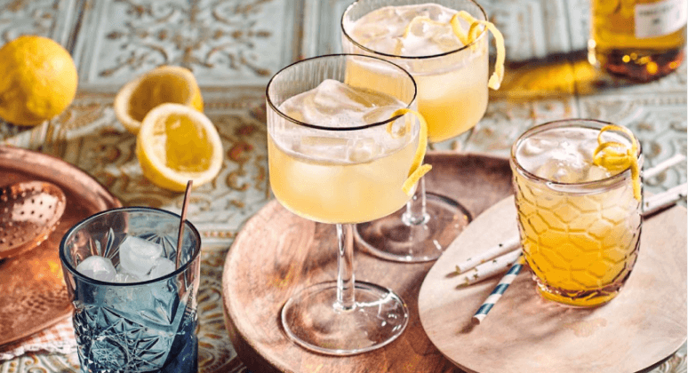 Whisky Sour mit Bio-Zitronen und Eiswürfeln
