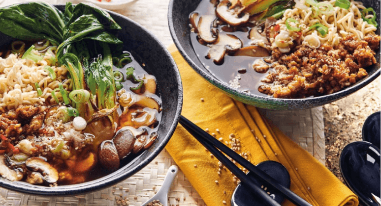Vegane Miso-Ramen mit Tofu mit Pak Choi, Champignons und Sesam