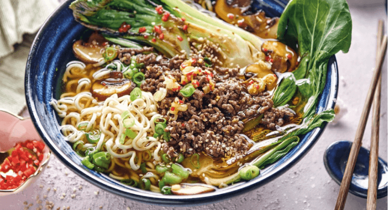 Miso-Ramen mit Hackfleisch, Peperoni, Frühlingszwiebeln und Champignons
