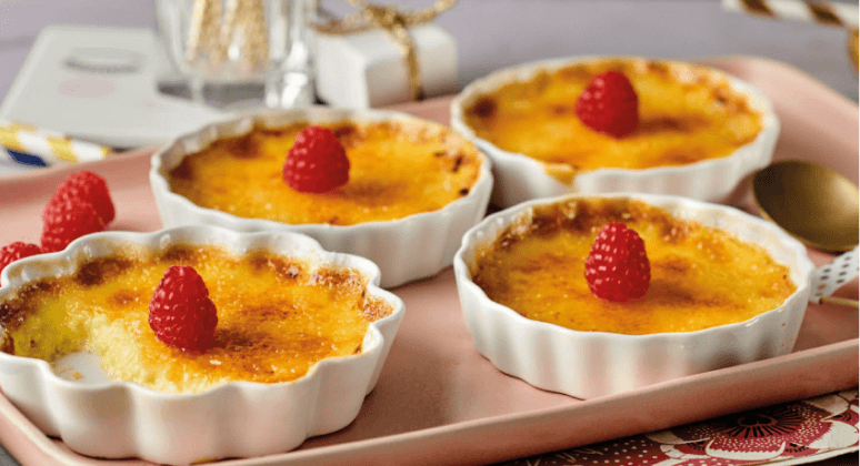 Crème brûlée mit Rohrzucker und Himbeeren