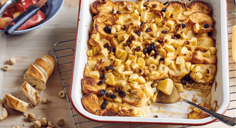 Süßer Apfel-Brot-Auflauf mit Milchbrötchen und Haselnusskernen