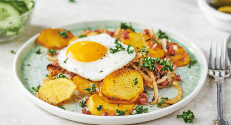 Bratkartoffeln mit Spiegelei und Gurkensalat und Dill