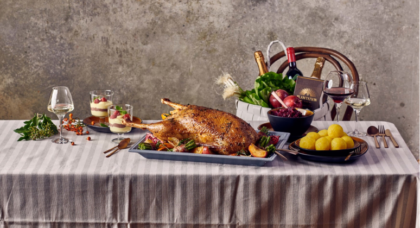 Festliches Weihnachtsmenü mit Gans, Knödeln und Wein