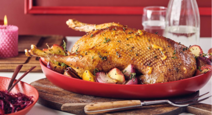 Einfache Weihnachtsgans mit Äpfeln und Orangen
