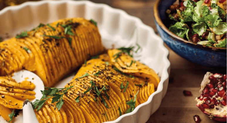 Hasselback-Kürbis mit Rosenkohlsalat und Granatapfel