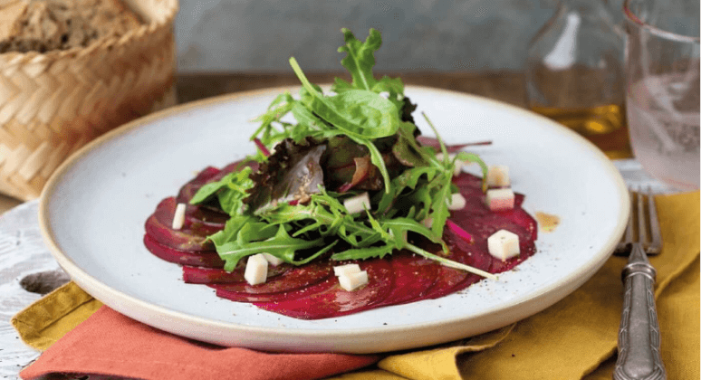 Rote-Bete-Carpaccio mit Pflücksalat