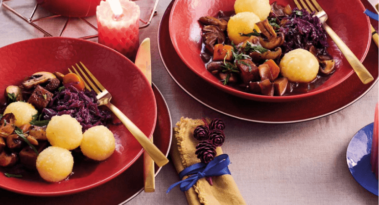 Veganes Pilzgulasch mit Rotkohl, Räuchertofu und Klößen