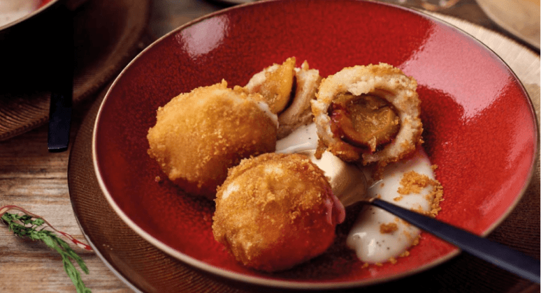 Pflaumenknödel mit Vanillesauce und Mandeldrink