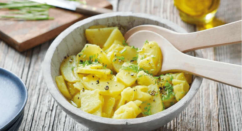 Klassischer Kartoffelsalat mit Zwiebeln und Schnittlauch