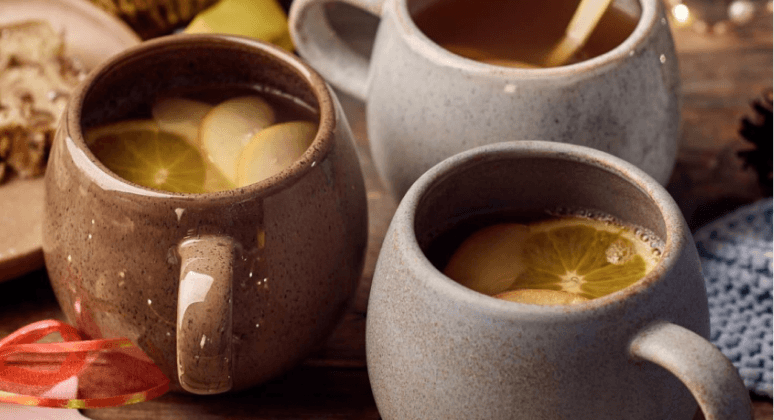 Weißer Glühwein mit Zitronen und Äpfeln