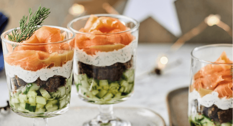 Räucherlachs-Trifle mit Honig-Senf-Sauce und 
Salatgurken