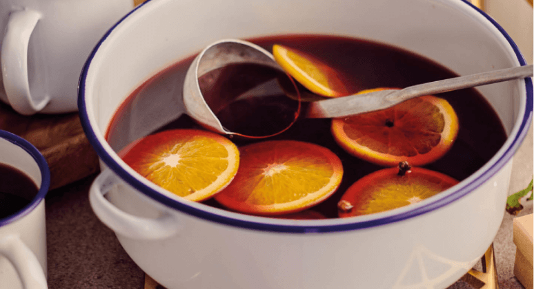 Klassischer Glühwein mit Orangen und Nelken