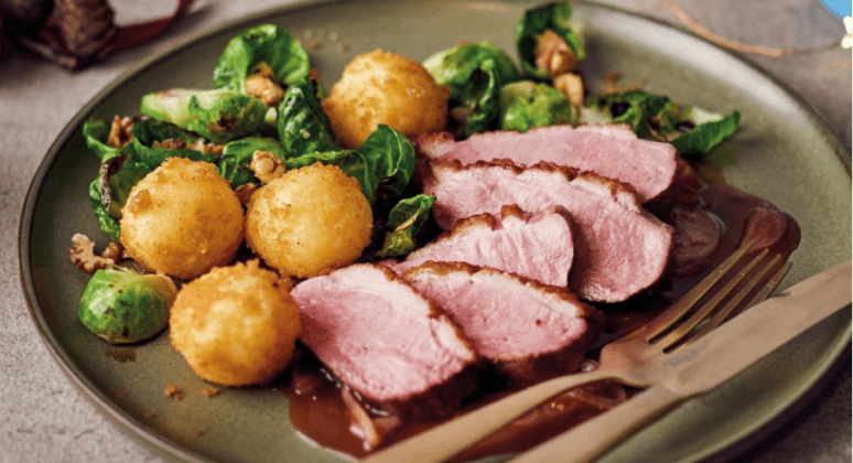 Gebratene Gänsebrust mit Rosenkohl und Kartoffelklößen