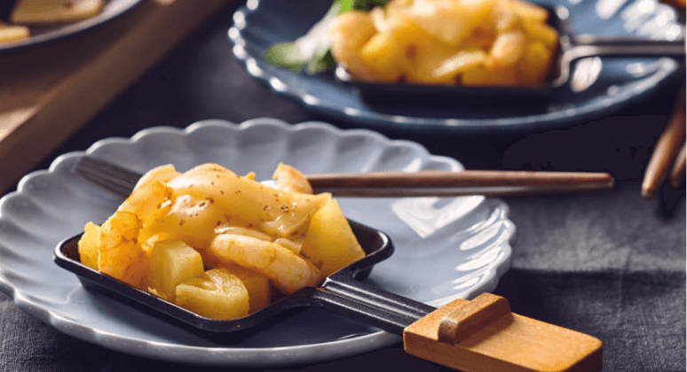 Raclette-Pfännchen mit Garnelen und Ananas