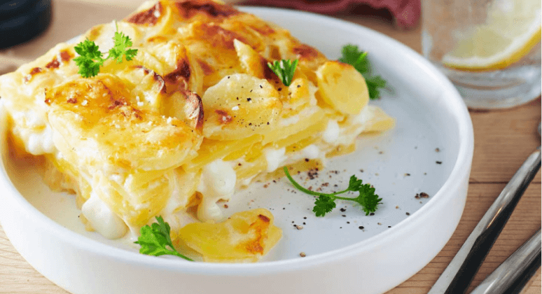 Kartoffelgratin mit Emmentaler und Petersilie