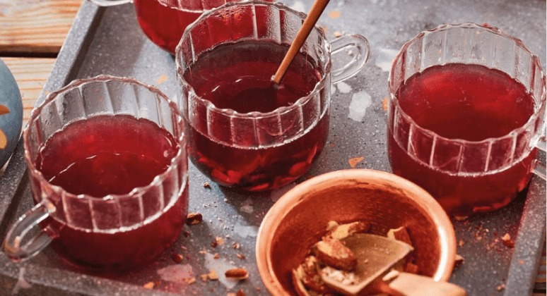 Glögg - Glühwein mit Rosinen und Mandeln