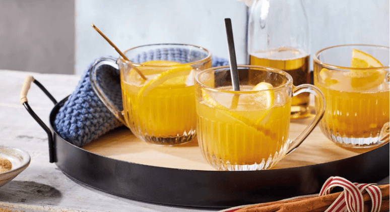 Holunder-Glühwein mit Weißwein und Rohrzucker