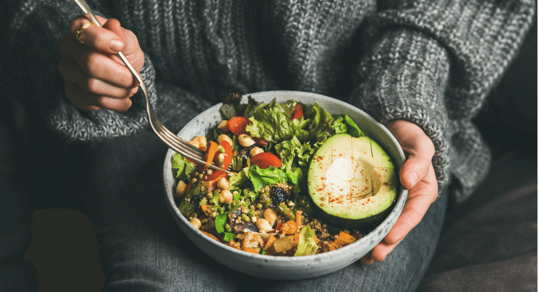 Vegetarische Bowl mit Paprika und Avocado