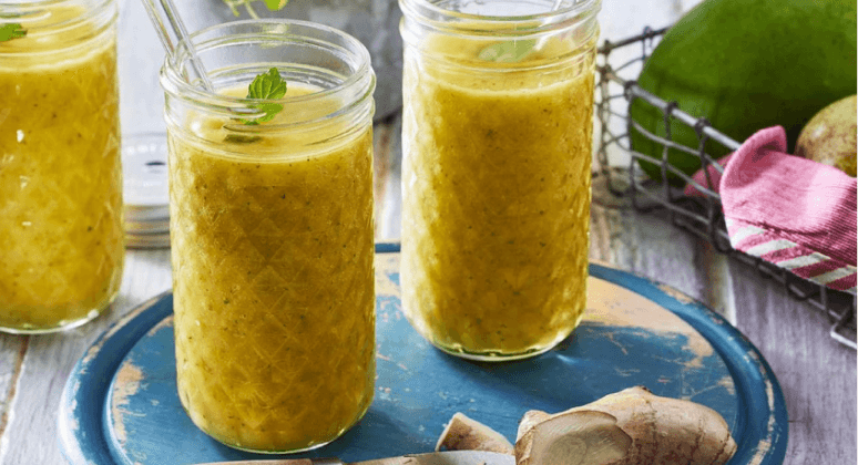 Mango-Ingwer-Drink mit Minze und Birnen