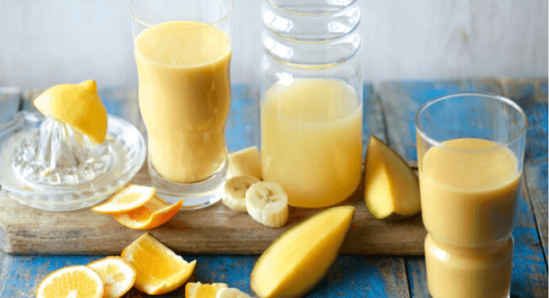 Mango-Bananen-Orangen-Smoothie mit Honig
