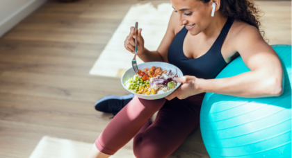 Sportliche Frau mit gesunder Bowl