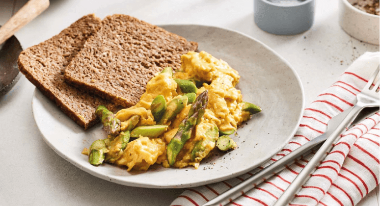 Rührei mit Spargel und Brot