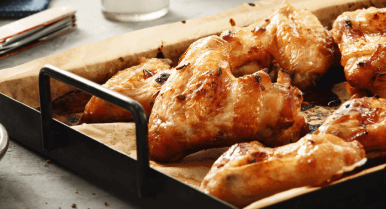 Bier-Wings mit Knoblauch, Pfeffer und Paprika